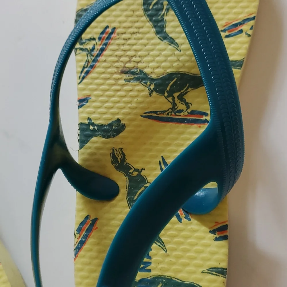 Old Navy kids thong flip flops